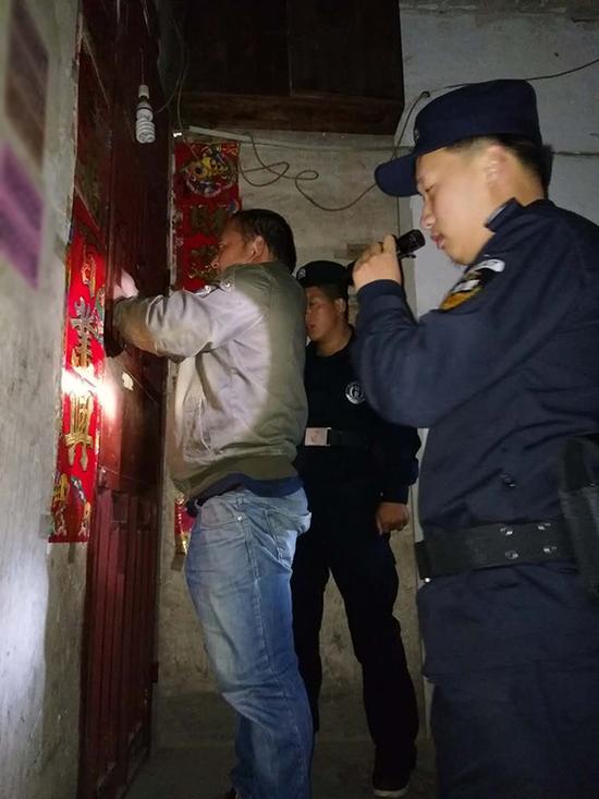 柳州粗心妈妈误将幼女锁家中 