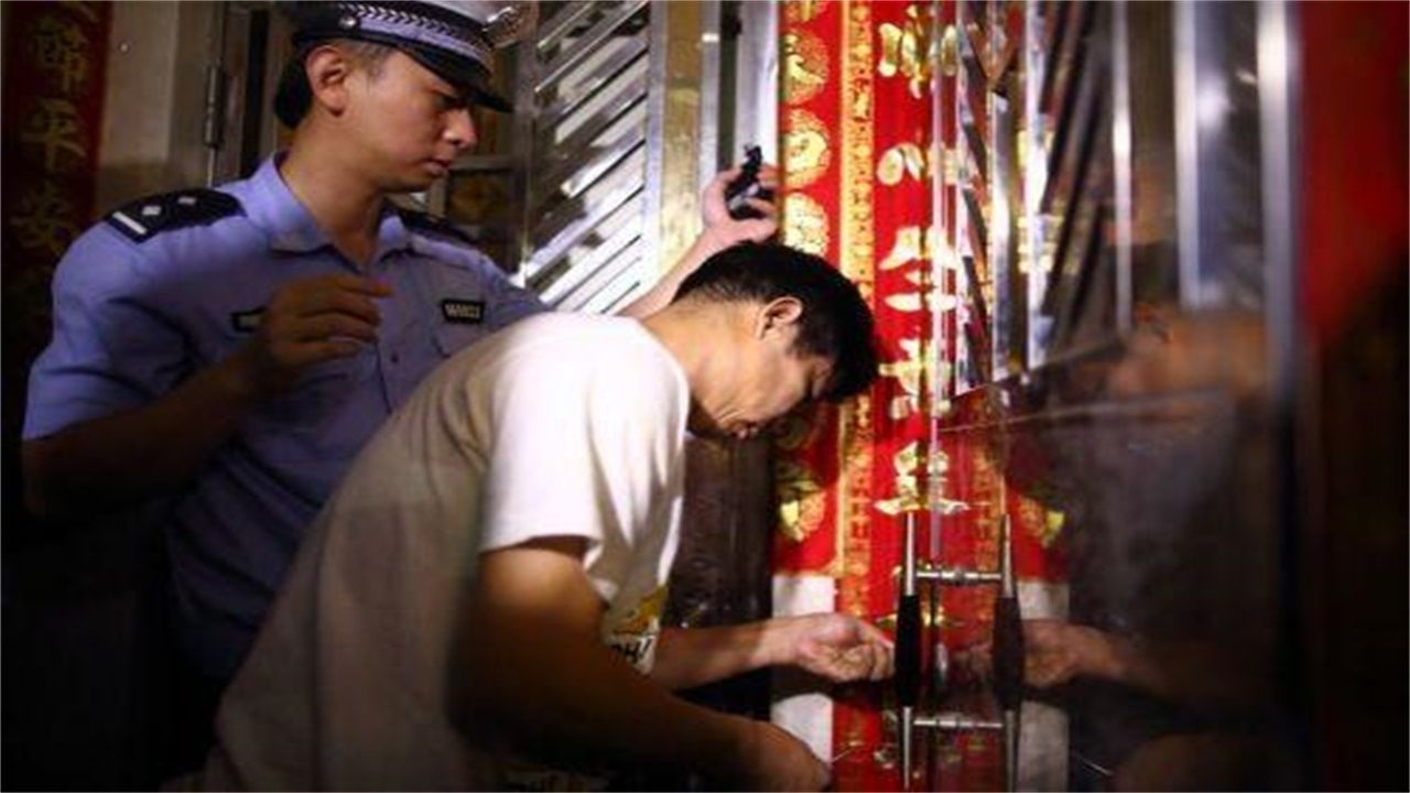 柳州请开锁师傅开了锁后，师傅